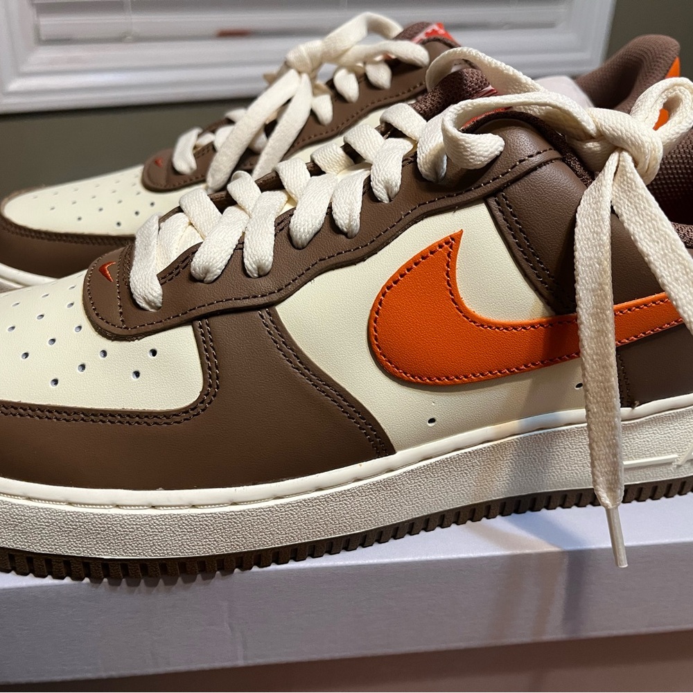 Nike Low-Top Sneaker in Brown, Cream & Orange Swoosh